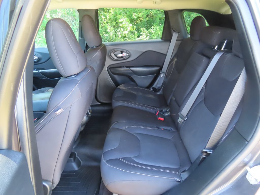Used 2017 Jeep Cherokee Latitude w/ Comfort/Convenience Group AWD/4WD image 27