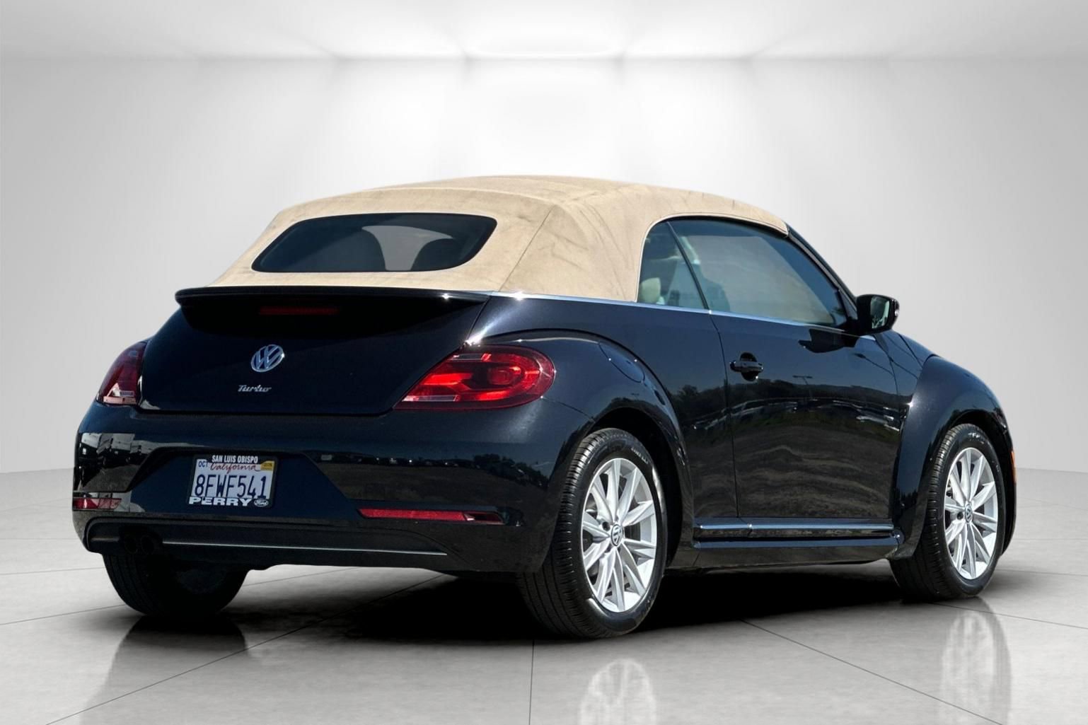 Used 2018 Volkswagen Beetle 2.0T S w/ Style & Comfort Package FWD image 3