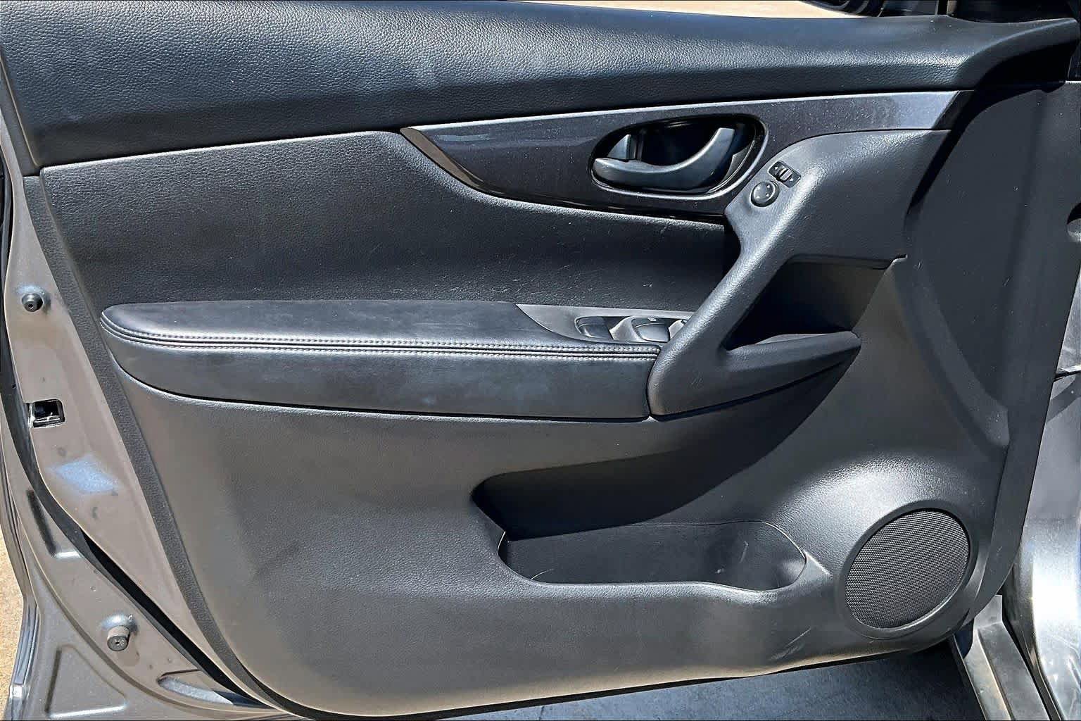 Used 2020 Nissan Rogue S FWD image 23