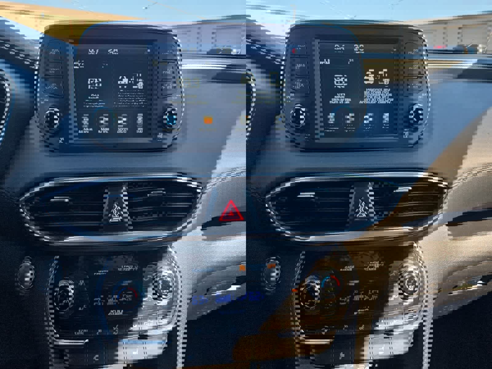 Used 2020 Hyundai Santa Fe SEL w/ Convenience Package image 16