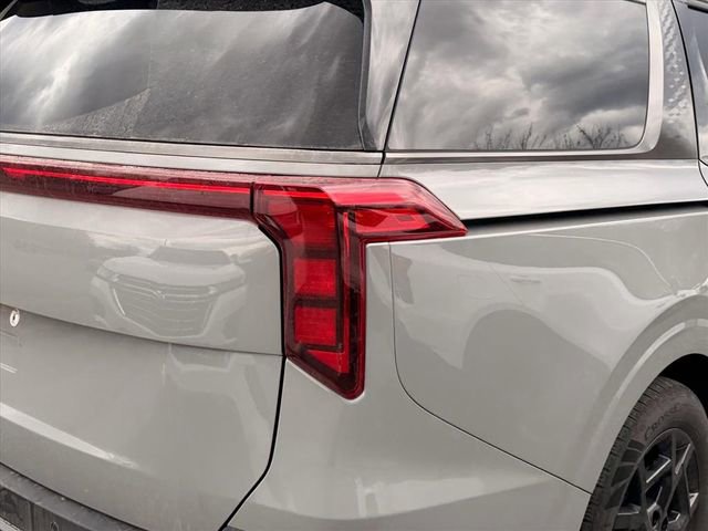 Used 2025 Kia Carnival SX w/ SX Dark Edition Package image 17