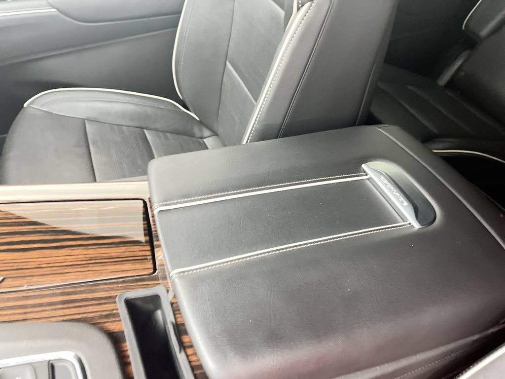 Used 2023 Cadillac Escalade Premium Luxury AWD/4WD image 25