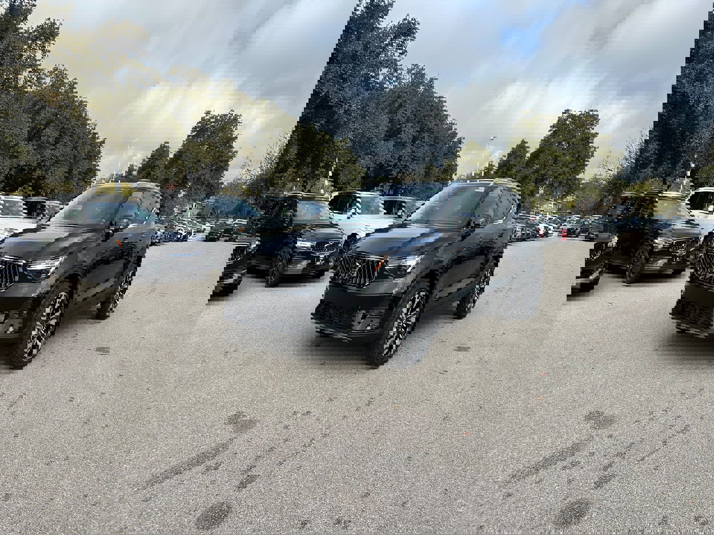 New 2025 Volvo XC40 B5 Plus image 2