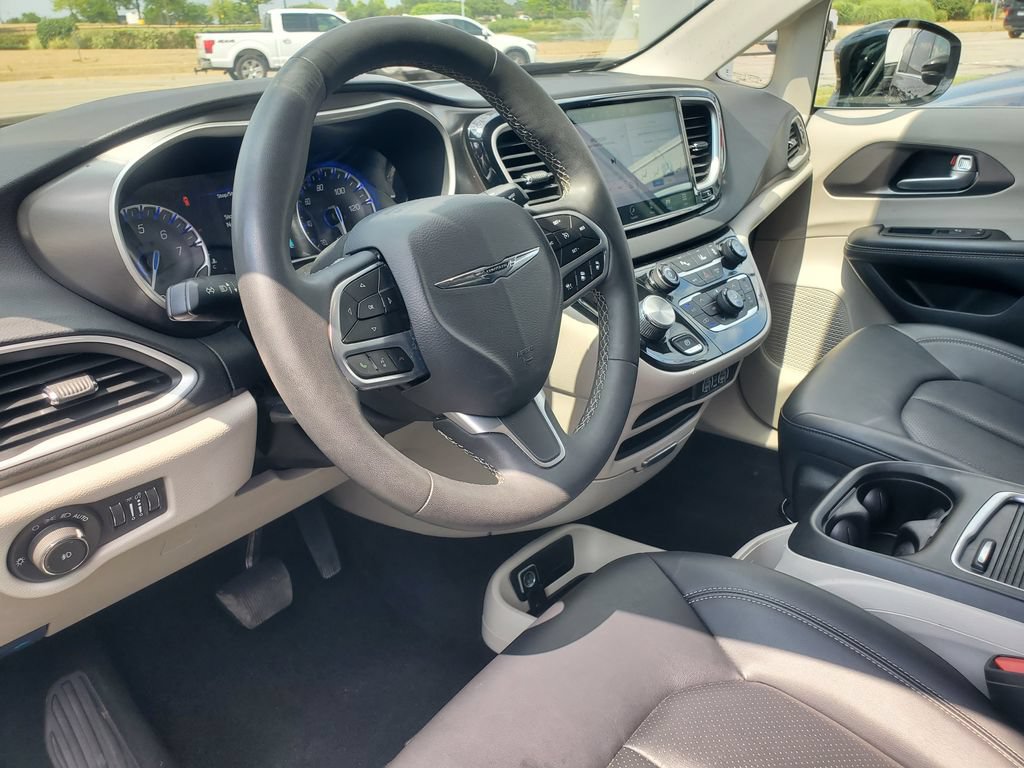 Used 2024 Chrysler Pacifica Touring-L FWD image 11