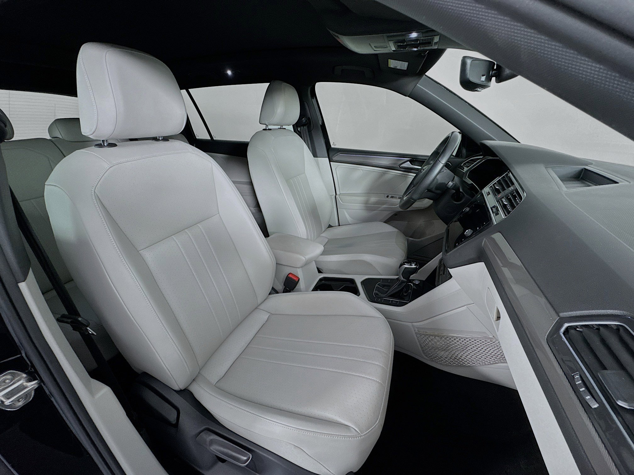 Used 2022 Volkswagen Tiguan SE R-Line image 28