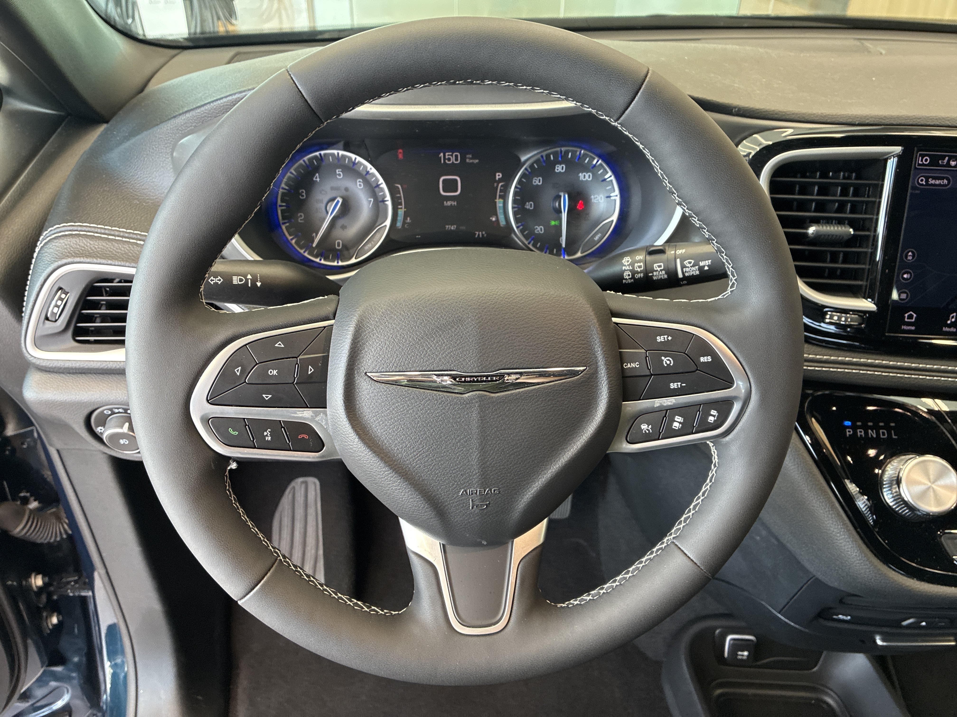 Certified 2025 Chrysler Pacifica Select w/ Uconnect Theater Family Group FWD image 33