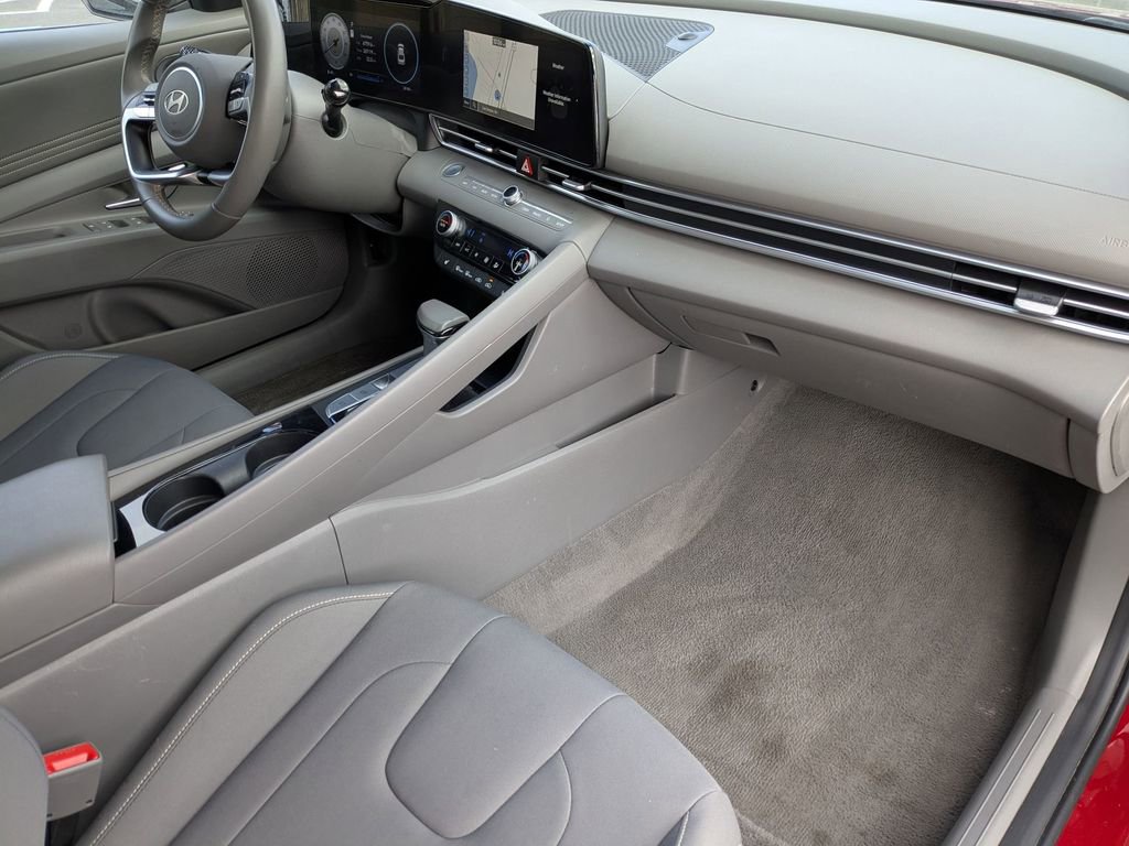 Used 2025 Hyundai Elantra SEL image 32