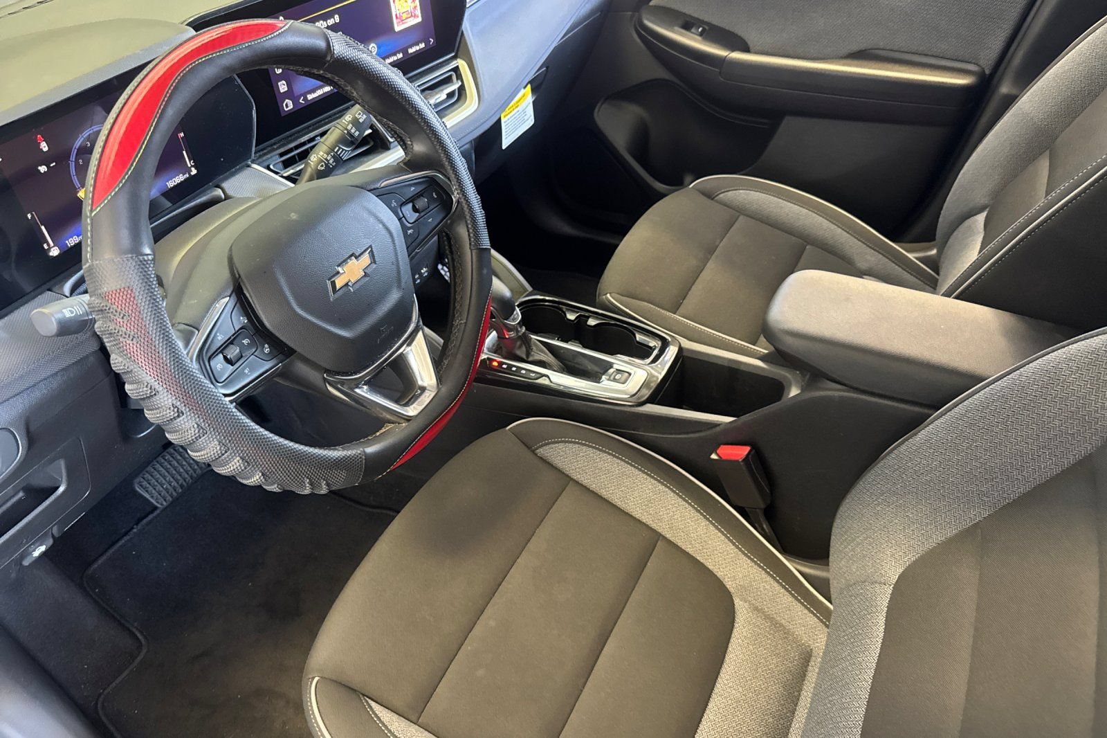 Used 2024 Chevrolet TrailBlazer LT w/ LT Cold Weather Package FWD image 11