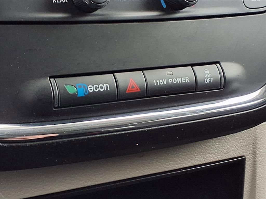 Used 2018 Dodge Grand Caravan SE w/ UConnect Hands-Free Group image 9