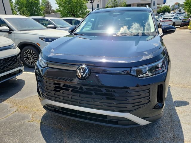 Used 2025 Volkswagen Tiguan SE w/ Panoramic Sunroof Package image 2
