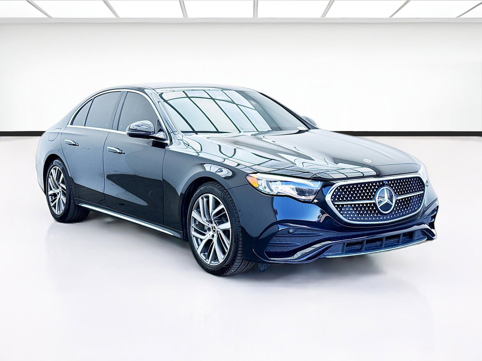 Used 2024 Mercedes-Benz E 350 4MATIC Sedan image 3