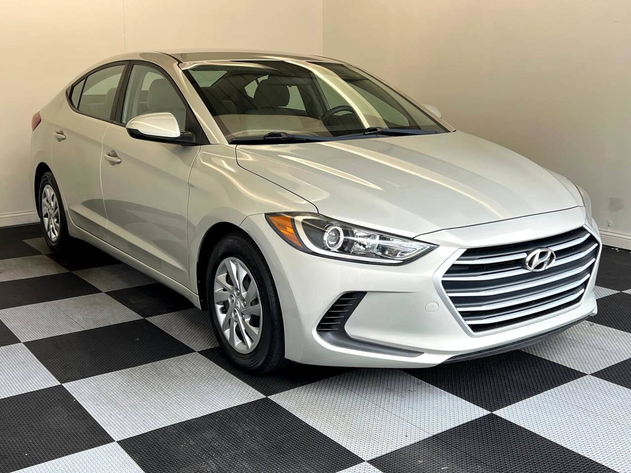 Used 2017 Hyundai Elantra SE image 3