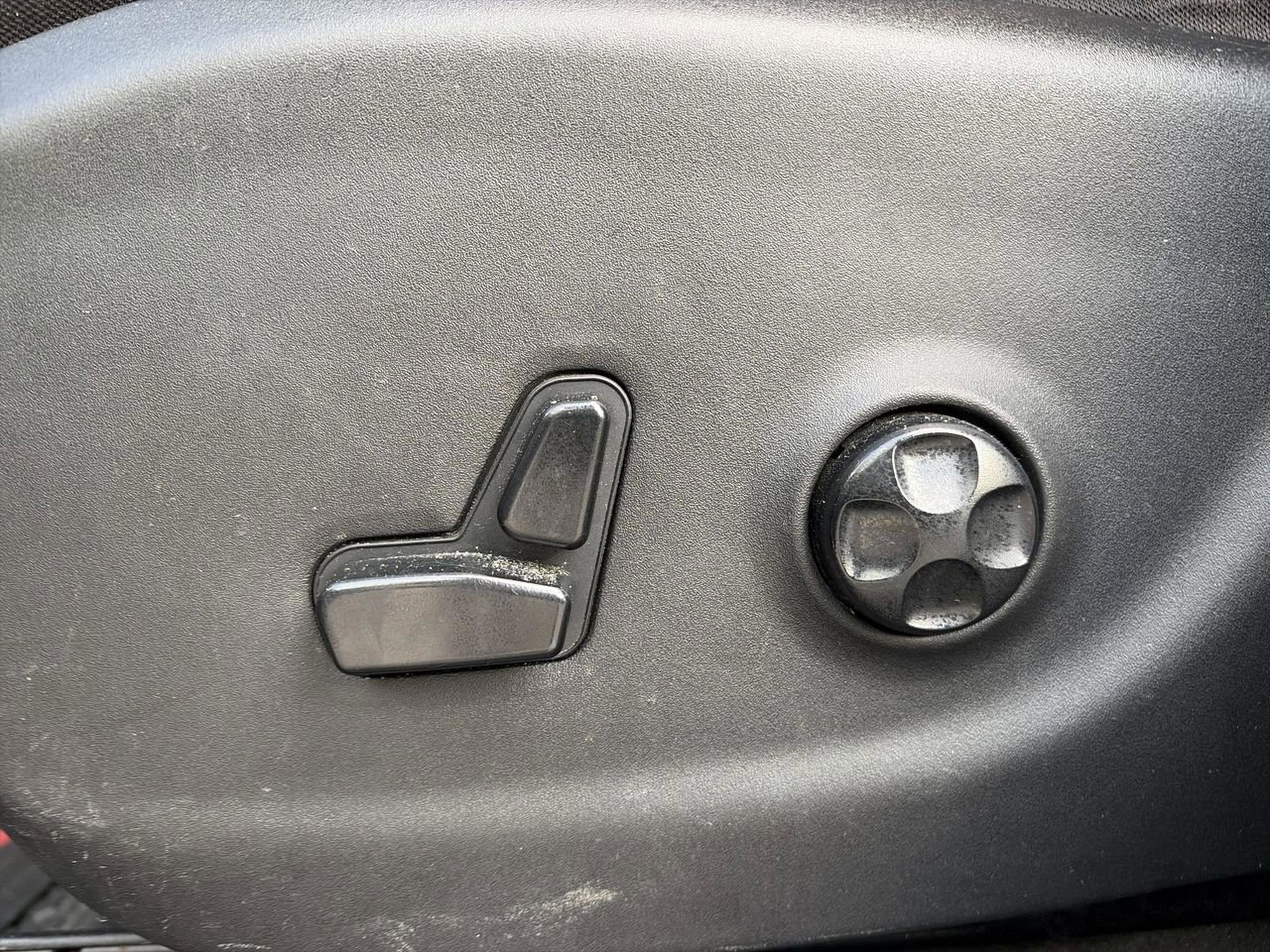 Used 2016 Jeep Cherokee Latitude w/ Cold Weather Group image 14