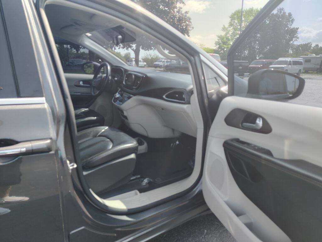 Used 2017 Chrysler Pacifica Touring-L FWD image 12