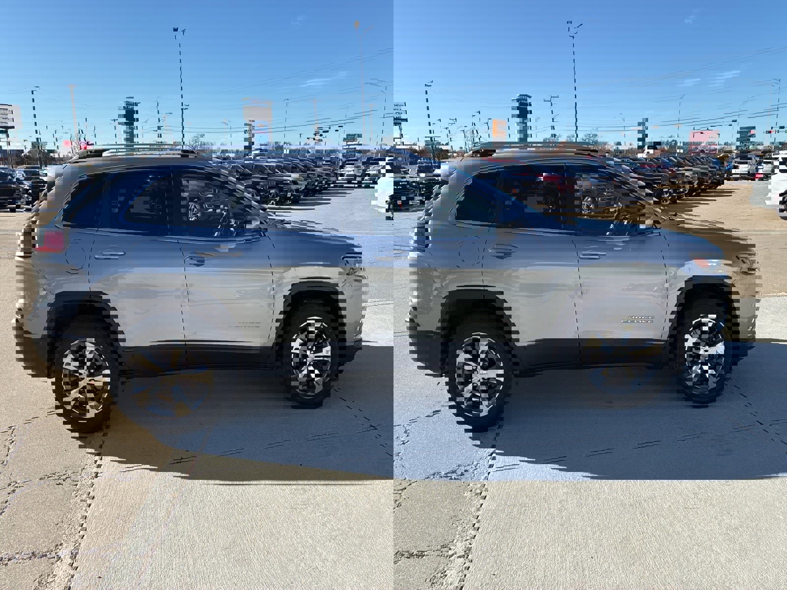 Used 2019 Jeep Cherokee Limited image 8