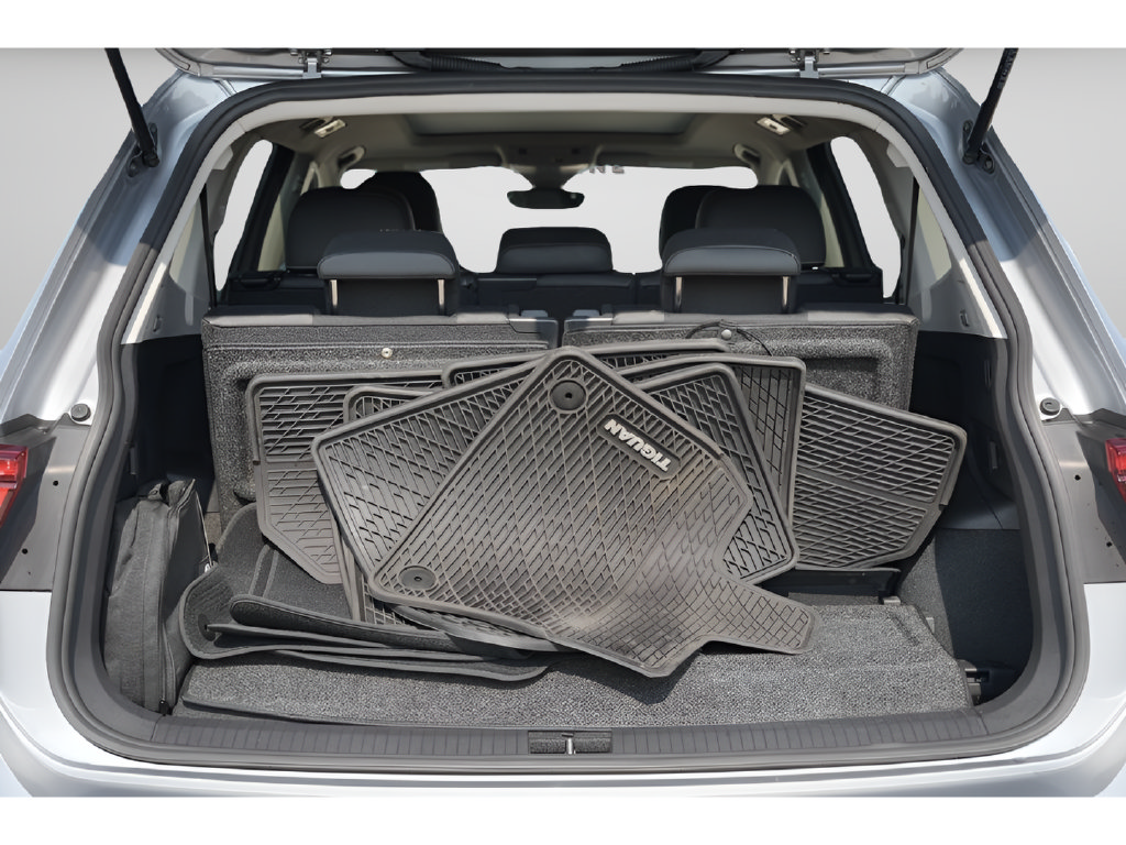 Used 2023 Volkswagen Tiguan SE w/ Panoramic Sunroof Package FWD image 11