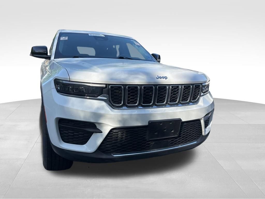 Used 2023 Jeep Grand Cherokee Laredo w/ Trailer Tow Prep Group (B) image 5