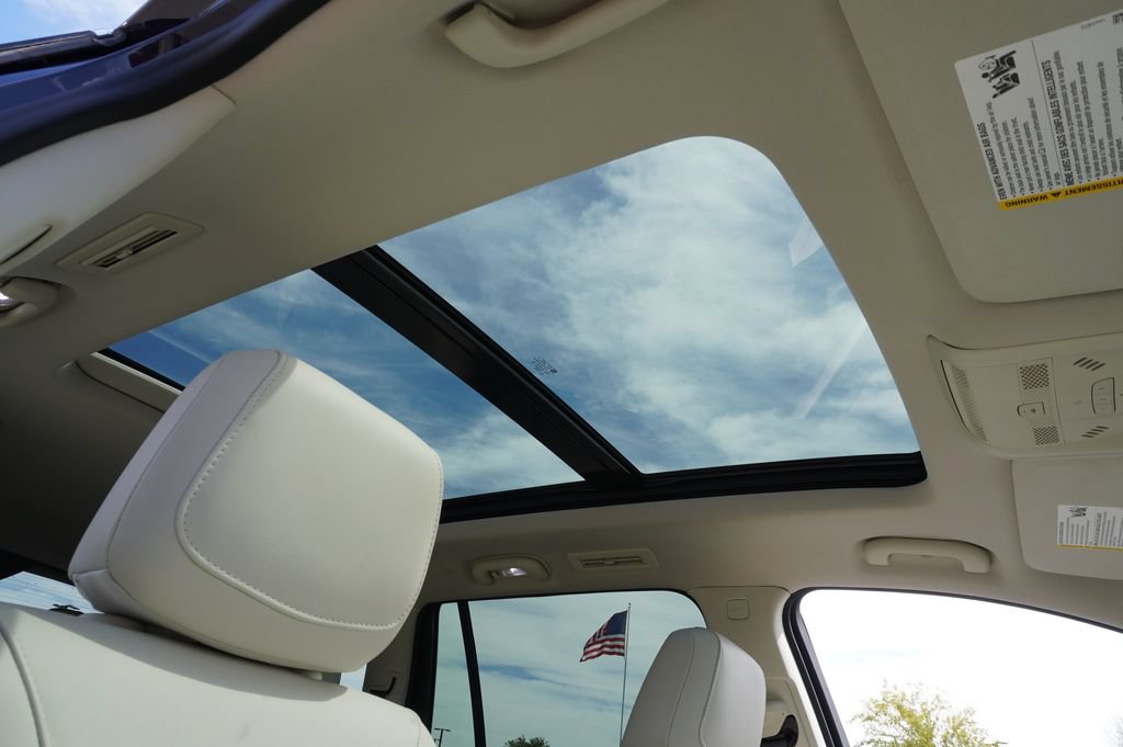 Certified 2025 Cadillac XT6 Premium Luxury FWD image 17
