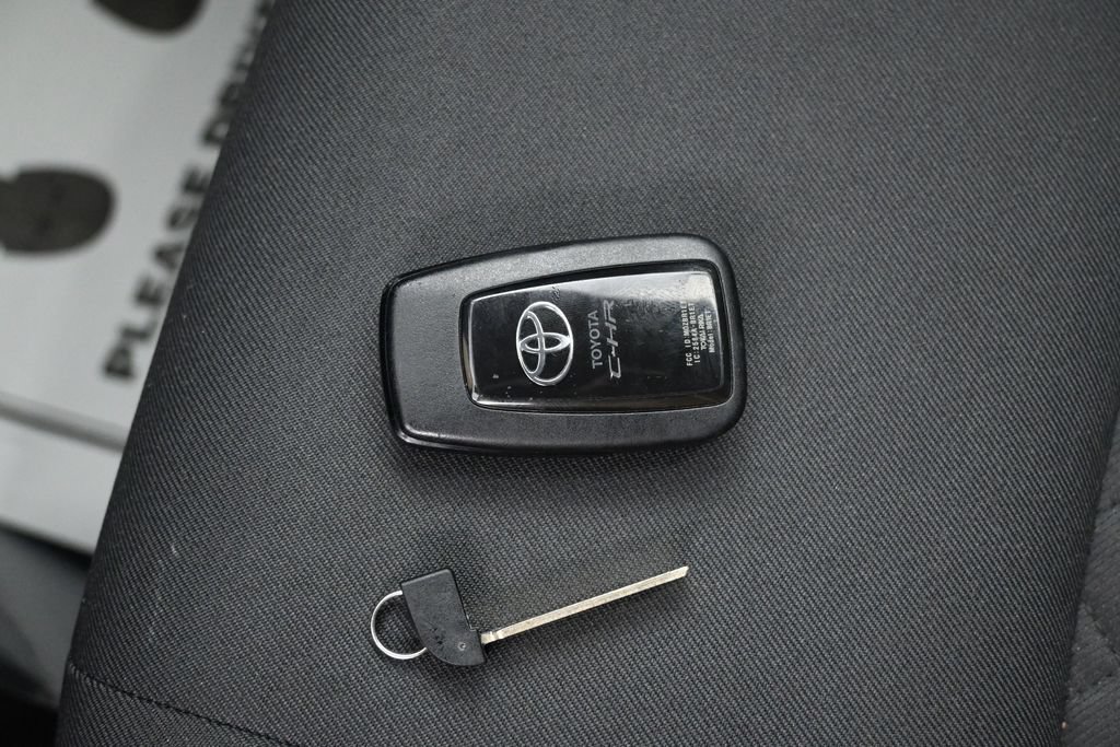 Used 2020 Toyota C-HR XLE FWD image 25