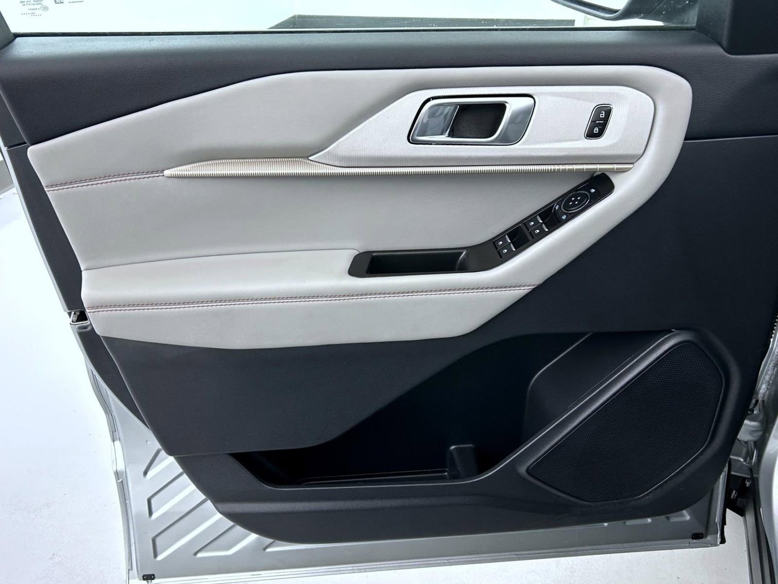 Used 2025 Ford Explorer Active w/ Active Comfort Package image 9