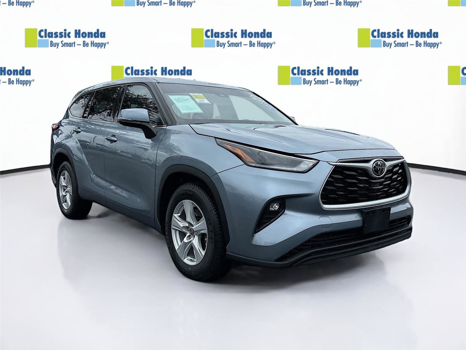 Used 2021 Toyota Highlander LE image 1