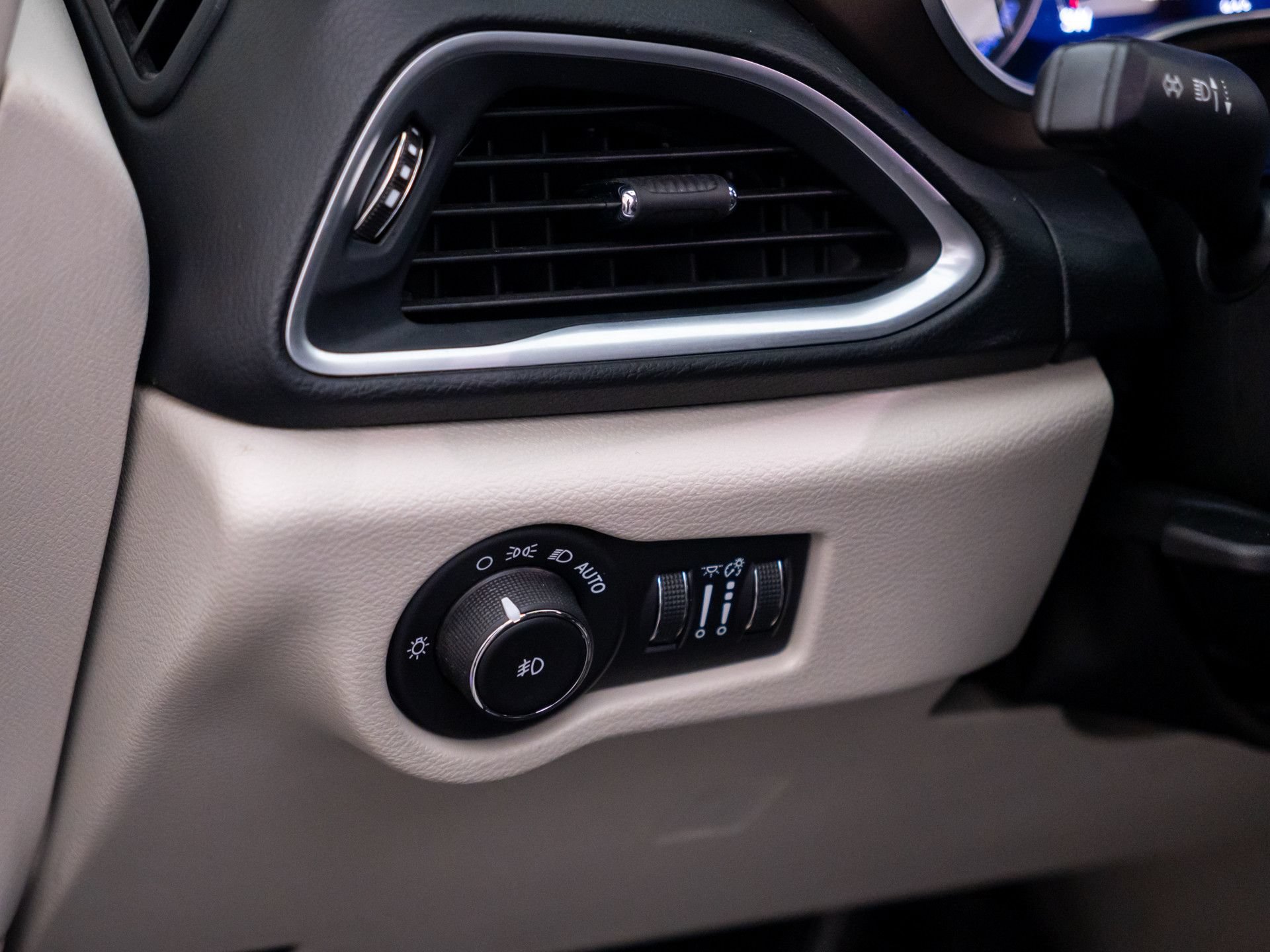 Used 2017 Chrysler Pacifica Touring-L Plus w/ Advanced Safetytec Group FWD image 23