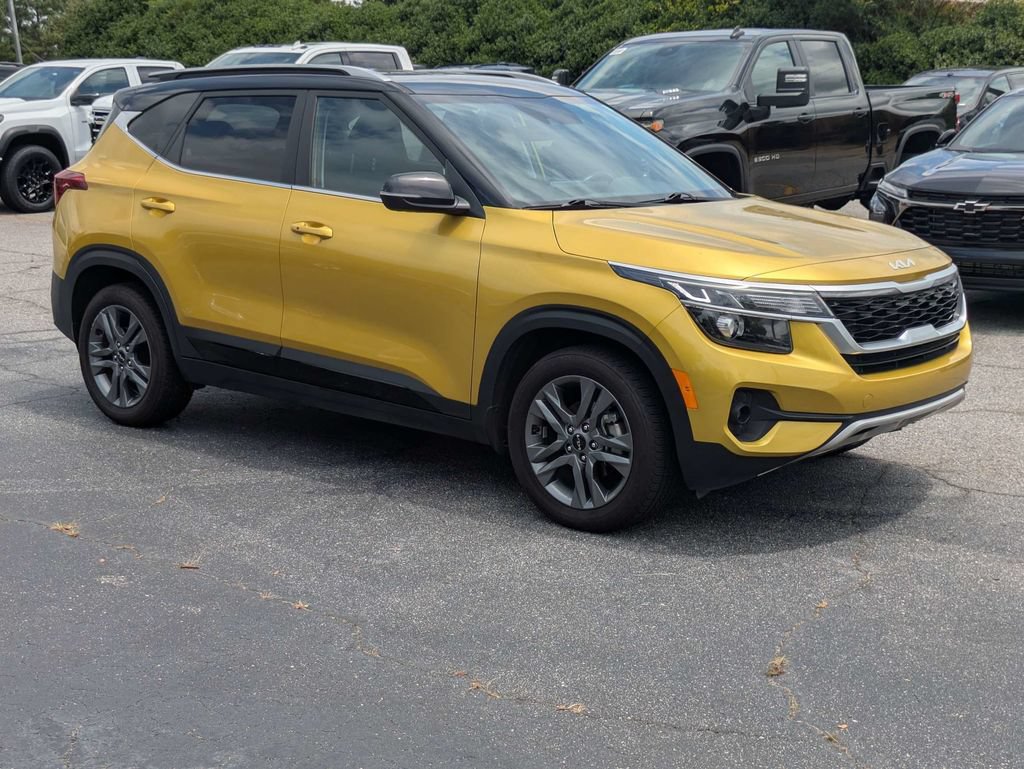 Used 2023 Kia Seltos S w/ Navigation Package FWD image 2