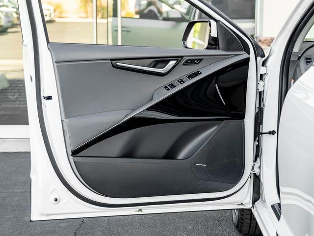 Used 2023 Kia Niro SX image 11