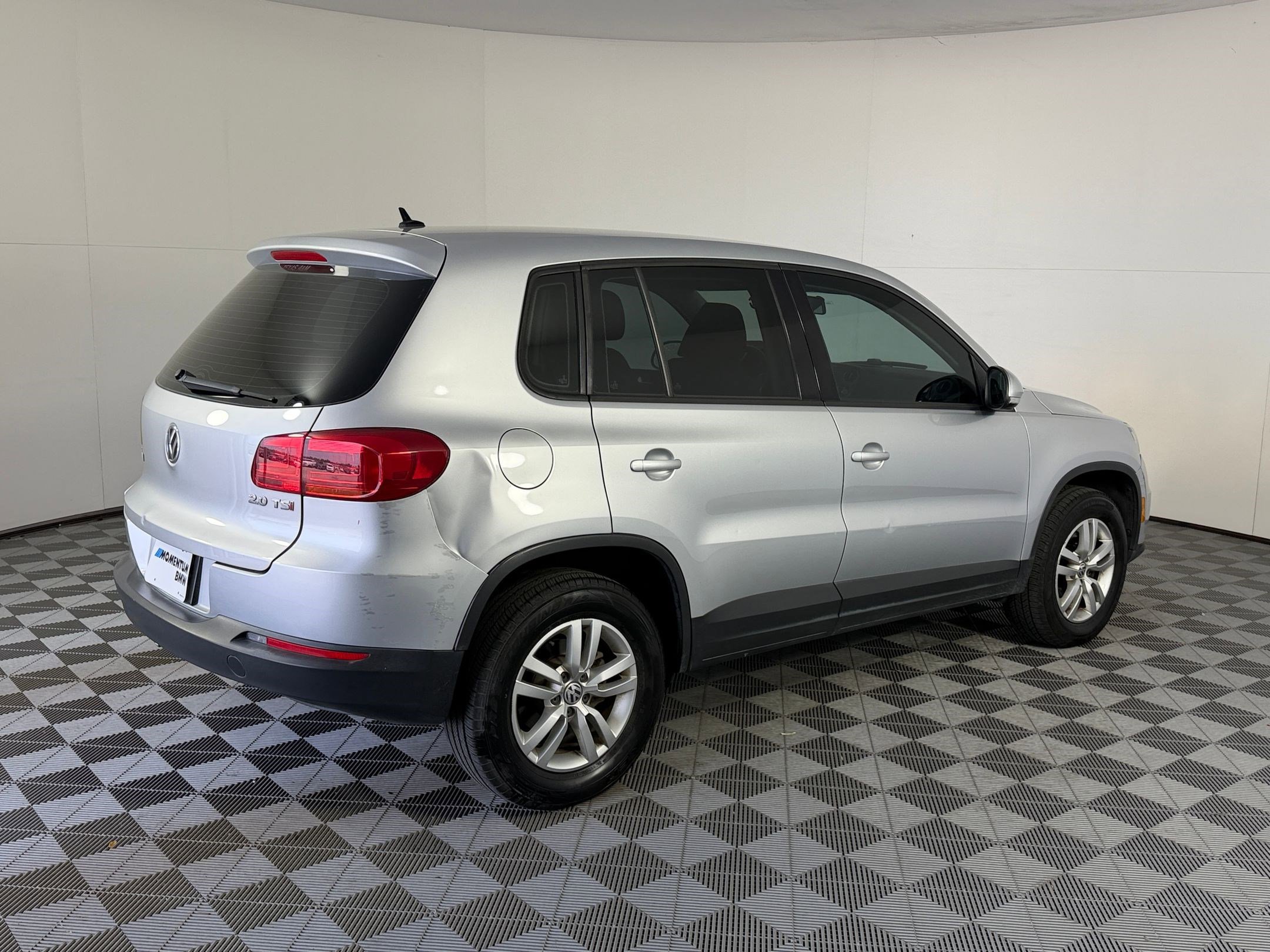 Used 2014 Volkswagen Tiguan S image 9