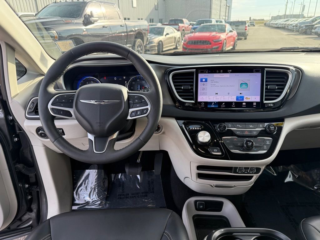 Used 2023 Chrysler Pacifica Touring-L image 12