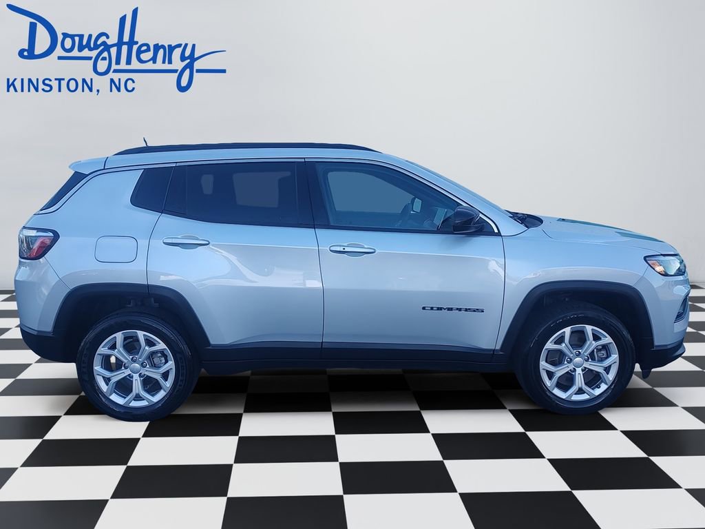 Used 2024 Jeep Compass Latitude image 6