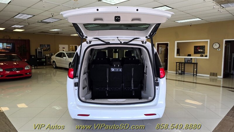 Used 2017 Chrysler Pacifica Touring FWD image 10