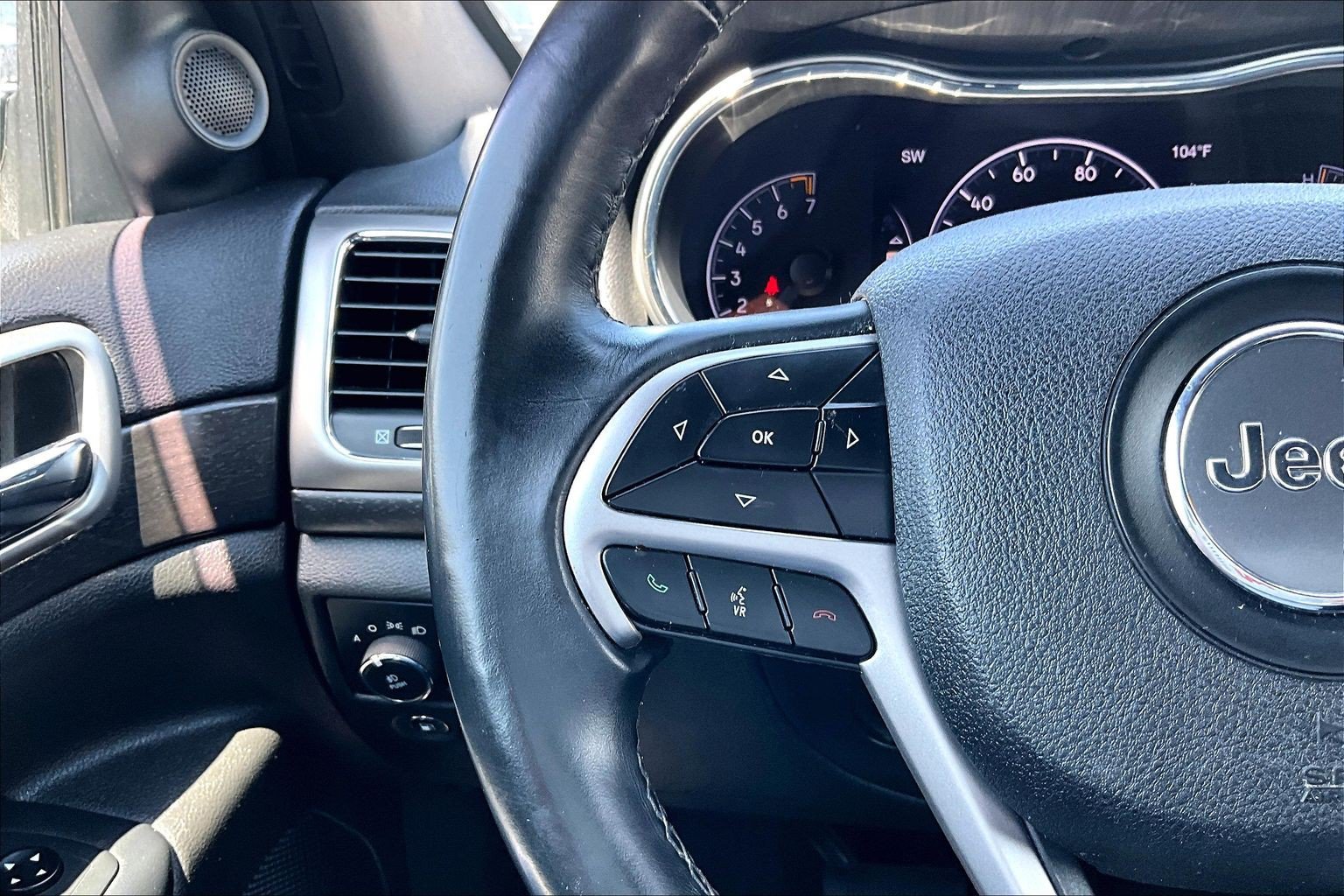 Used 2018 Jeep Grand Cherokee Laredo AWD/4WD image 18
