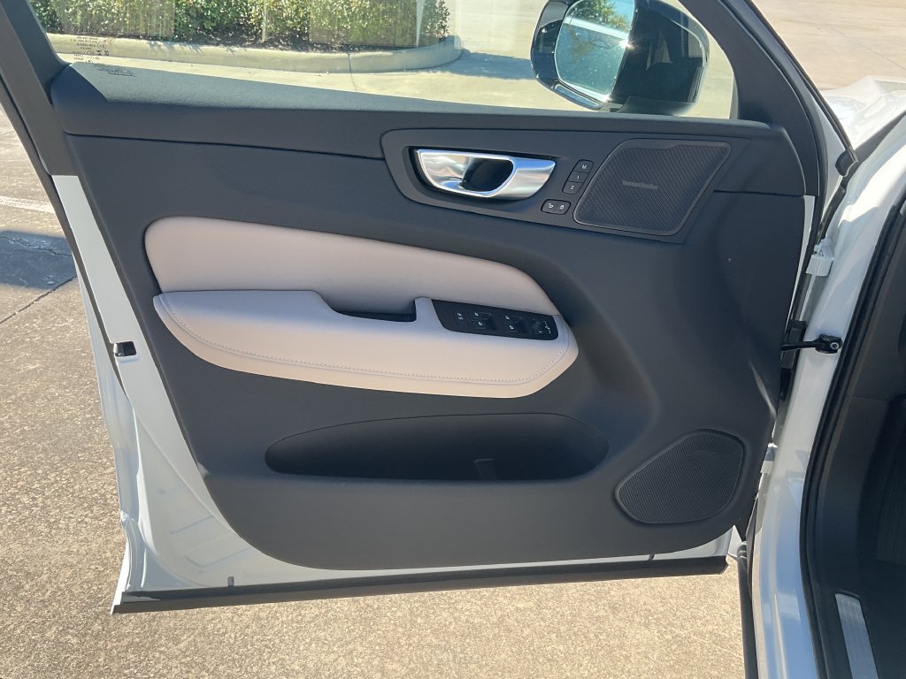 New 2027 Volvo XC60 B5 Plus AWD/4WD image 11