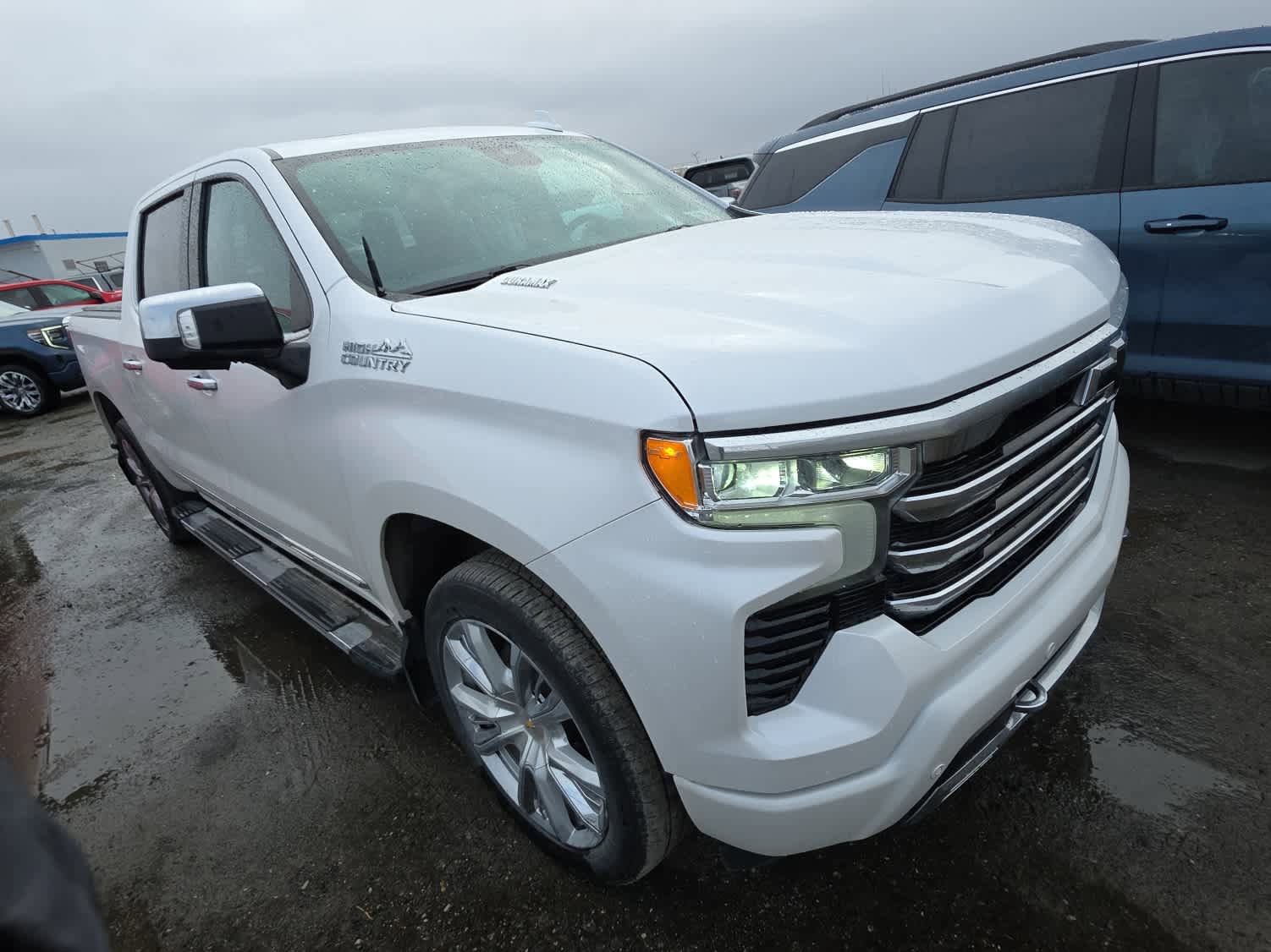 Used 2023 Chevrolet Silverado 1500 High Country w/ High Country Premium Package AWD/4WD image 2