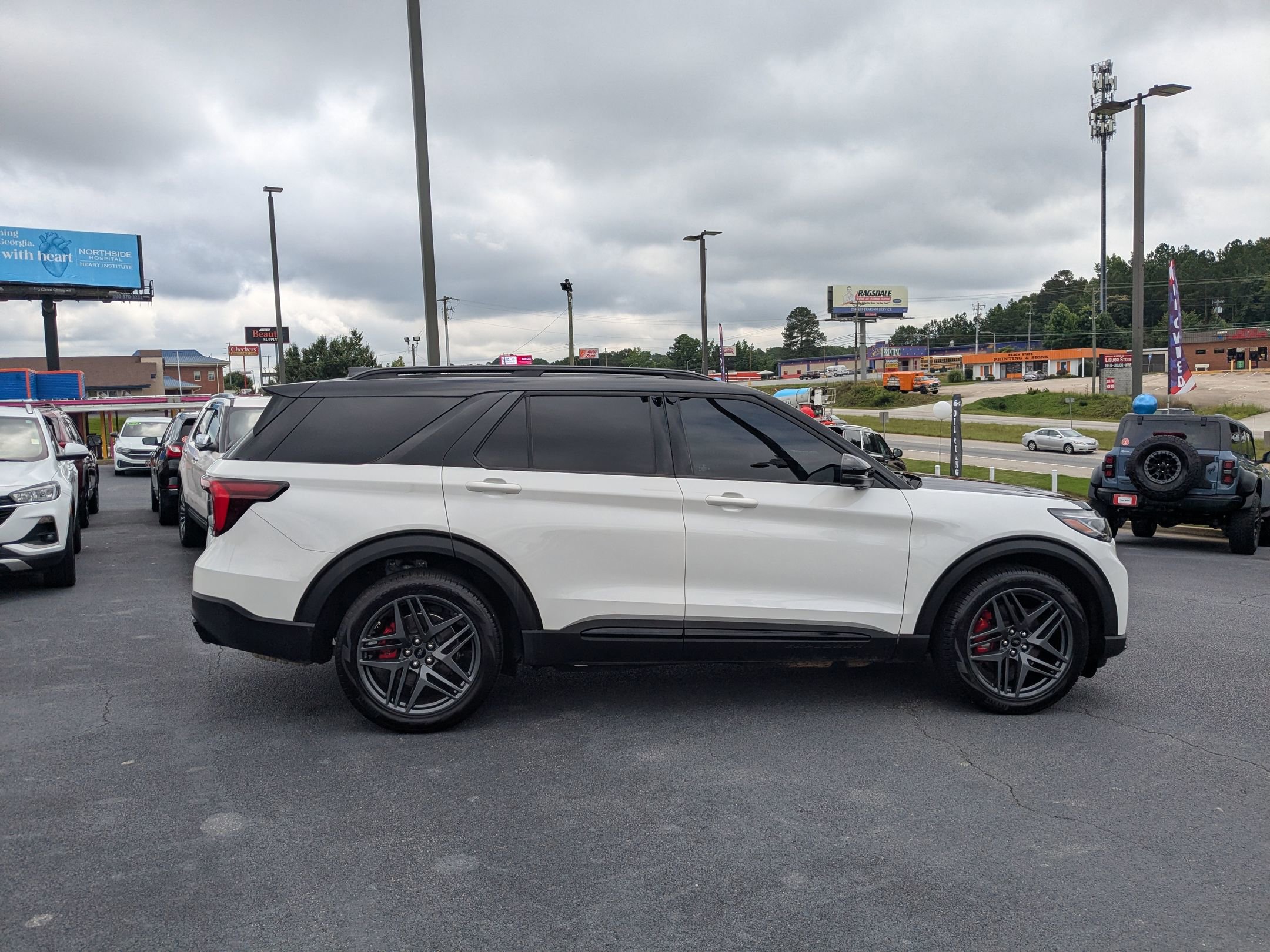 Used 2025 Ford Explorer ST image 4
