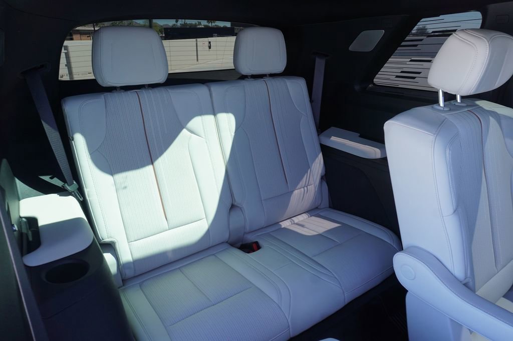 Certified 2026 Cadillac Vistiq Luxury image 10