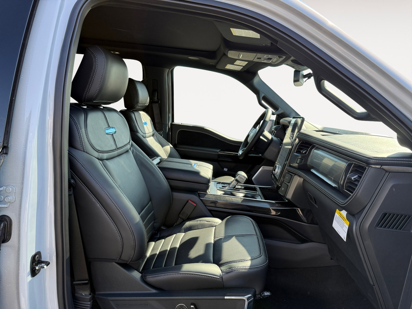New 2025 Ford F150 Lightning Platinum w/ Dark Elements Package AWD/4WD image 19
