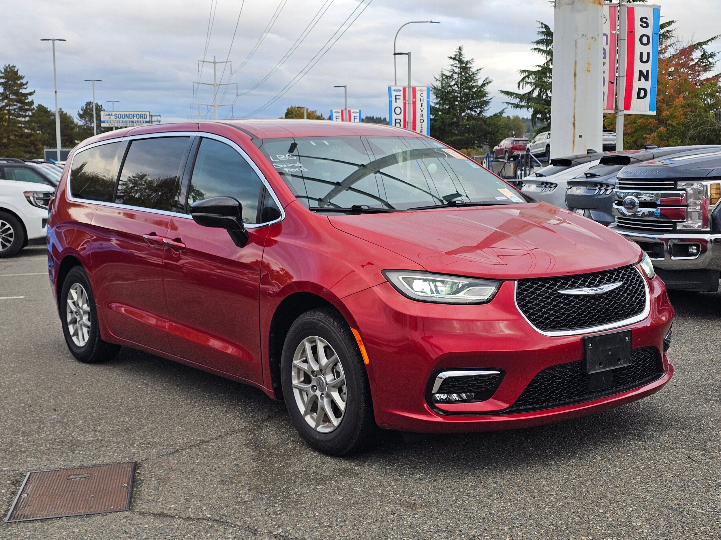 Used 2025 Chrysler Pacifica Select FWD image 3