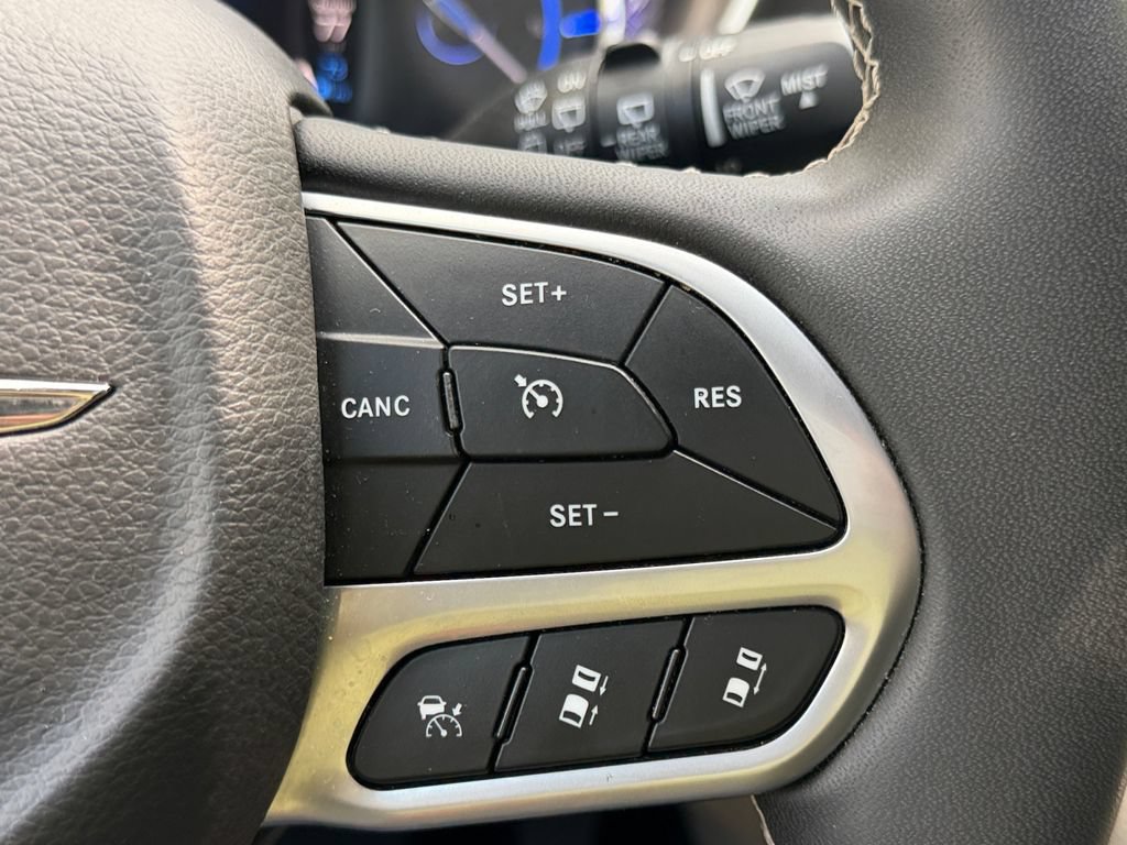Used 2024 Chrysler Pacifica Limited FWD image 17