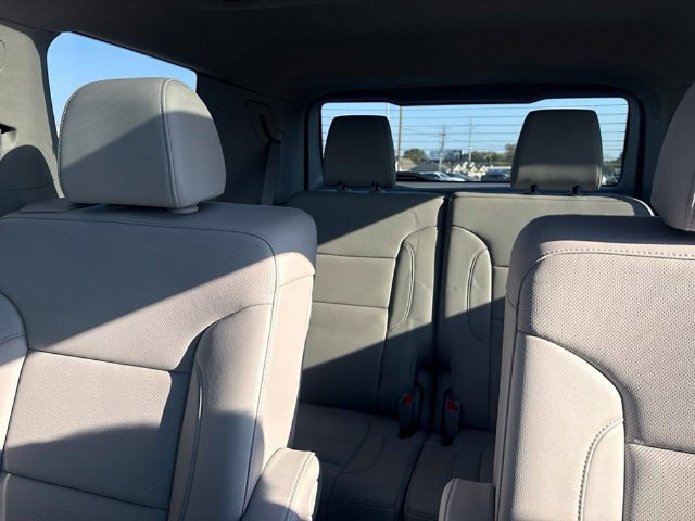 Used 2023 GMC Acadia SLT w/ Technology Package FWD image 16