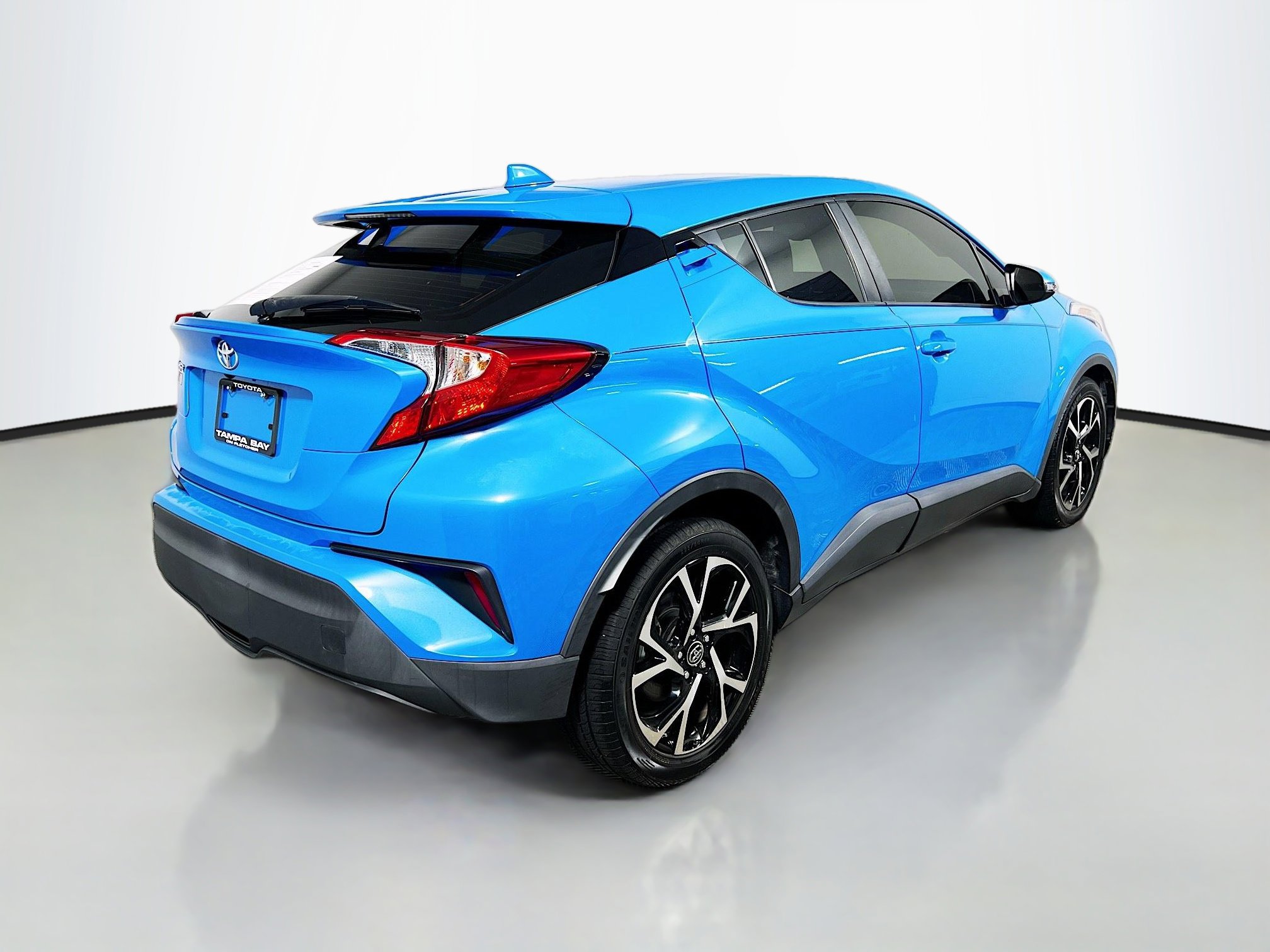 Used 2019 Toyota C-HR XLE FWD image 4