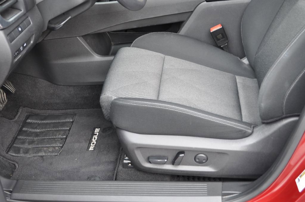 Used 2024 Nissan Rogue SV image 6