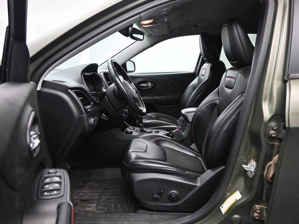 Used 2020 Jeep Cherokee Trailhawk w/ Comfort/Convenience Group image 24