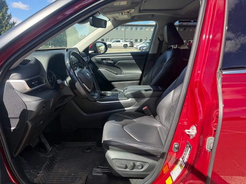 Used 2022 Toyota Highlander XLE AWD/4WD image 3