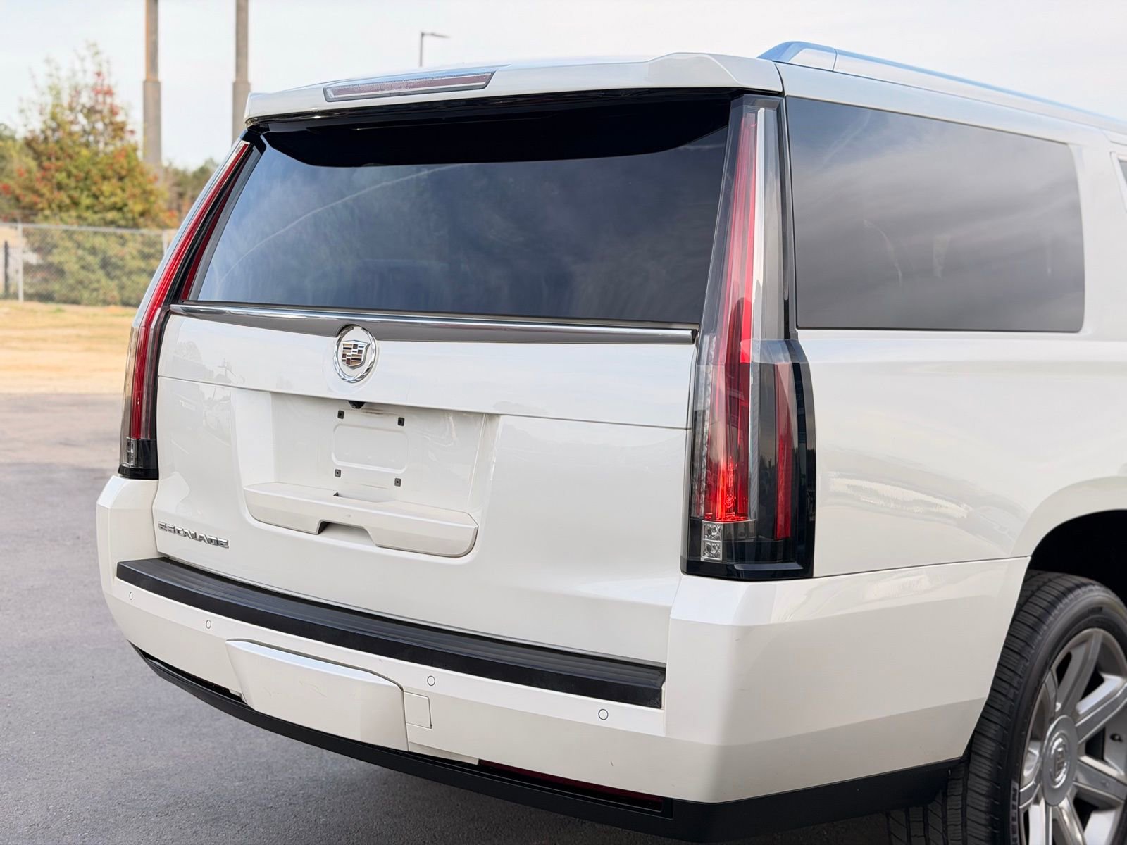 Used 2015 Cadillac Escalade ESV Premium AWD/4WD image 4