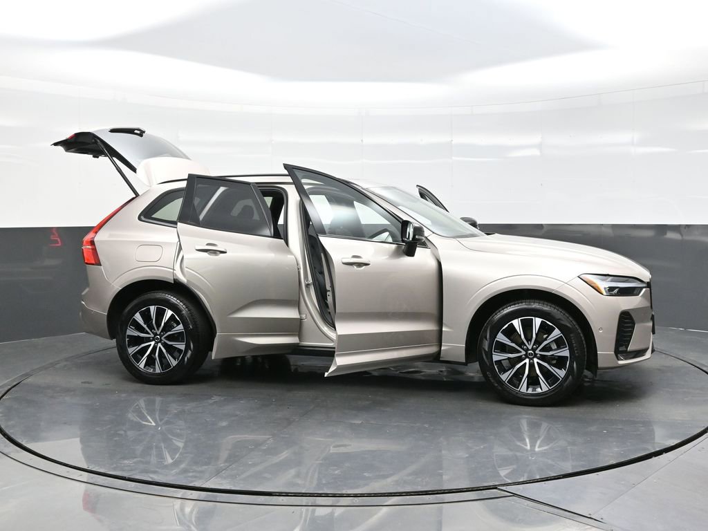 Used 2025 Volvo XC60 B5 Plus image 37