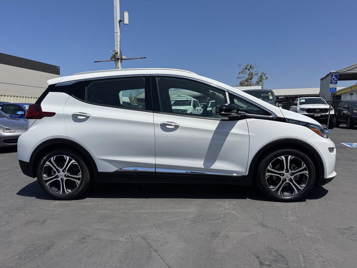 Used 2019 Chevrolet Bolt Premier w/ Infotainment Package FWD image 7