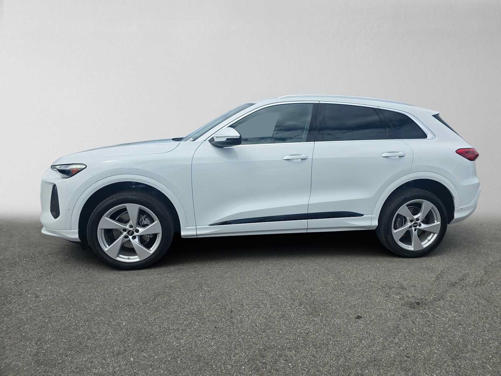 Used 2025 Audi Q5 Premium Plus AWD/4WD image 2