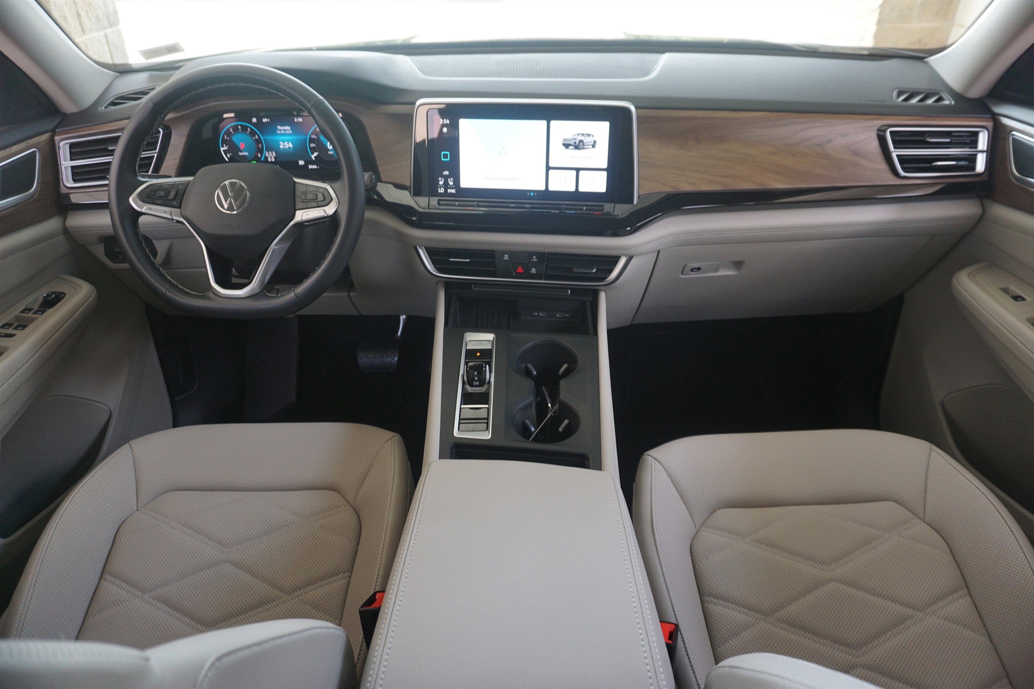 Used 2025 Volkswagen Atlas SE image 24